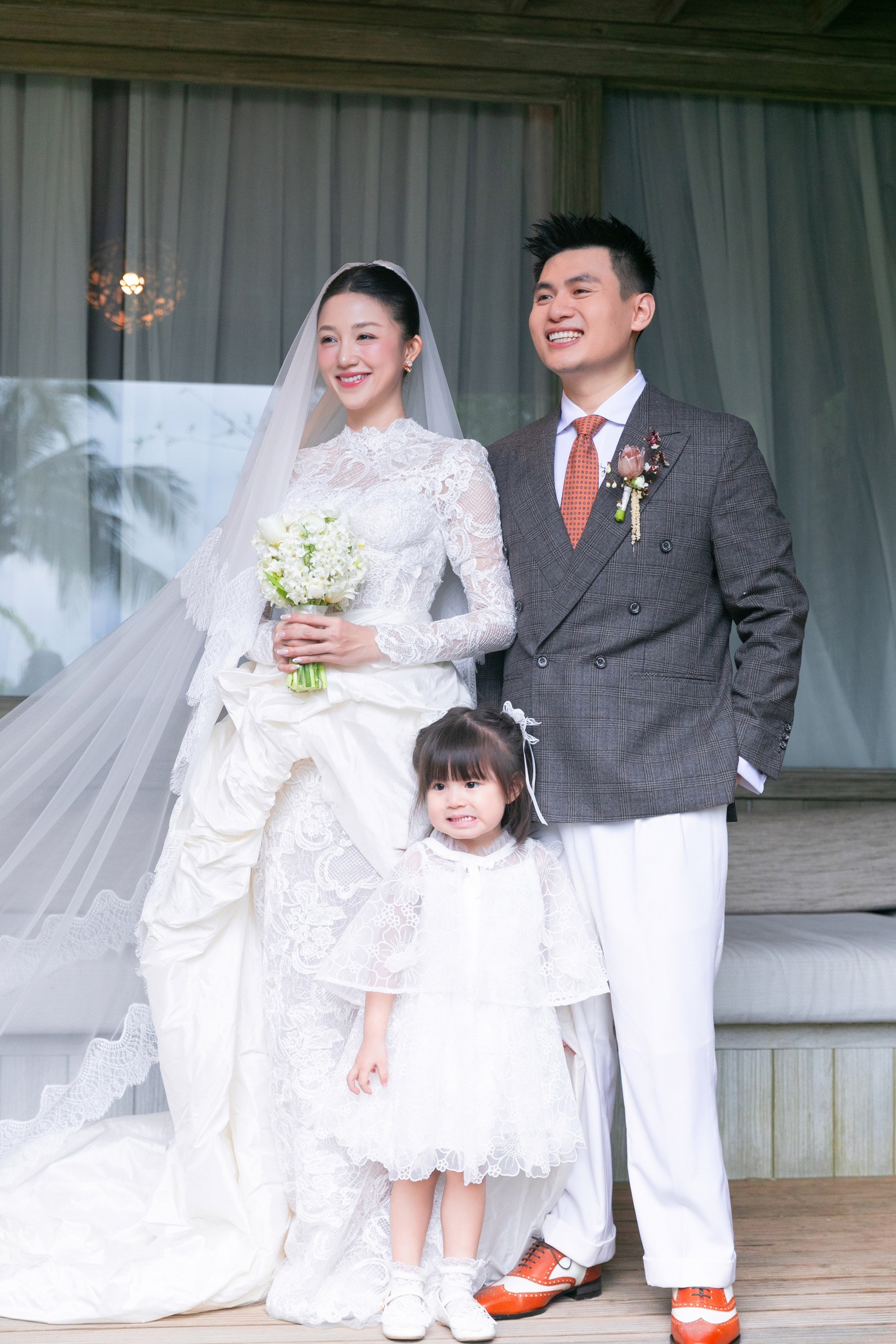 Vợ chồng Salim và bé Pam trong hôn lễ. Vợ chồng Salim và bé Pam trong hôn lễ.