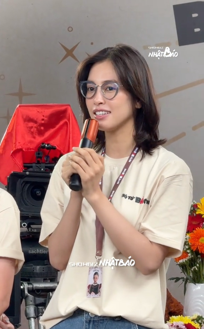 Tiểu Vy khác lạ trong buổi khai máy phim Bộ Tứ Báo Thủ. Ảnh: Showbiz Nhật Báo