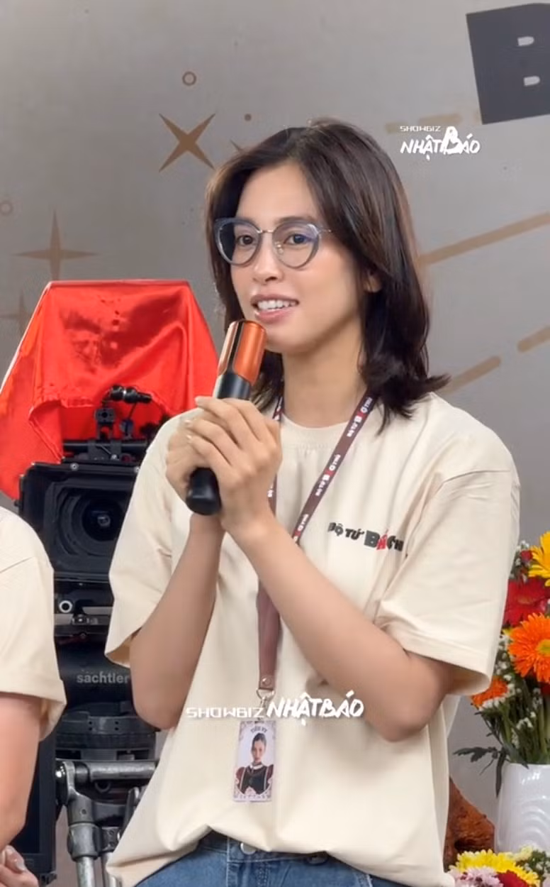Tiểu Vy khác lạ trong buổi khai máy phim Bộ Tứ Báo Thủ. Ảnh: Showbiz Nhật Báo