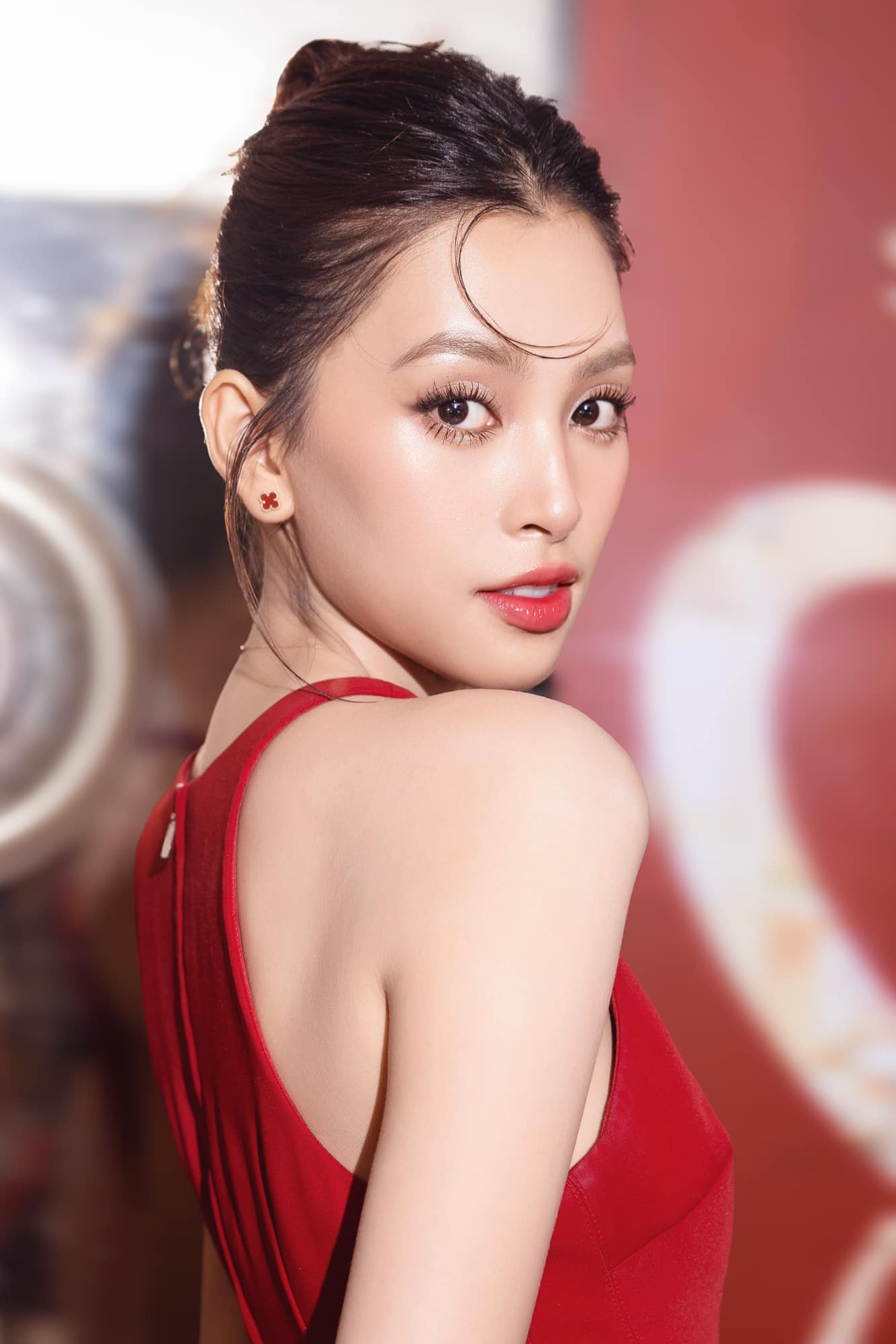 Nàng hậu khẳng định chỉ là bạn bè với Nicky.