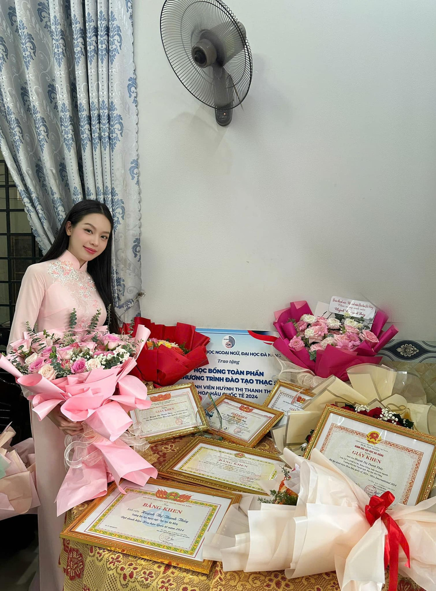 Thanh Thủy khoe bộ sưu tập giấy khen đang cất ở nhà.