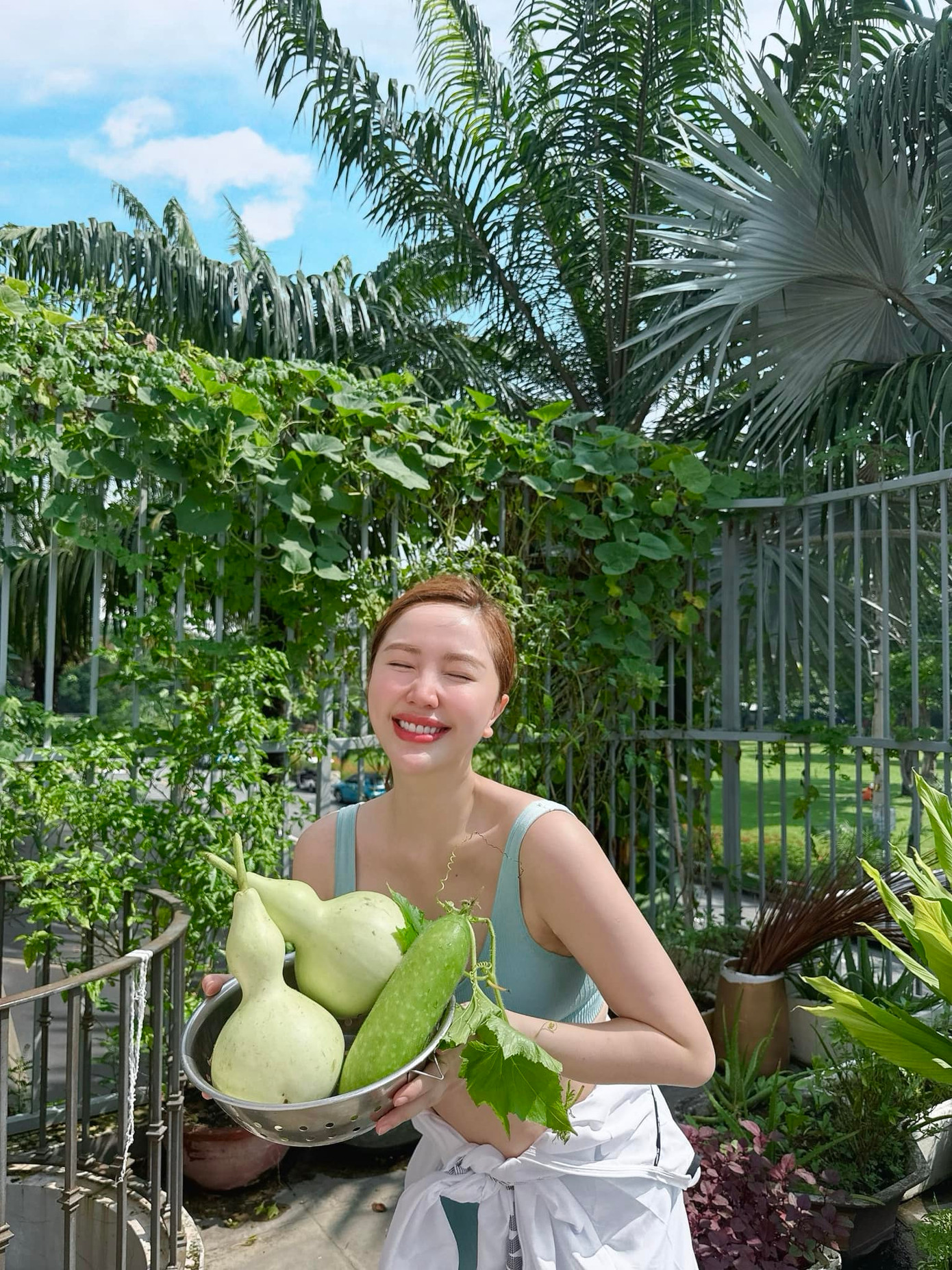 Bảo Thy hạnh phúc bên thành quả thu hoạch được. Bảo Thy hạnh phúc bên thành quả thu hoạch được.