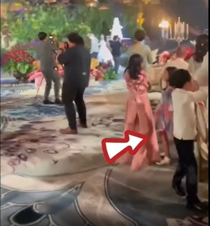 Con trai của cặp đôi cũng lấp ló trong video. Con trai của cặp đôi cũng lấp ló trong video.