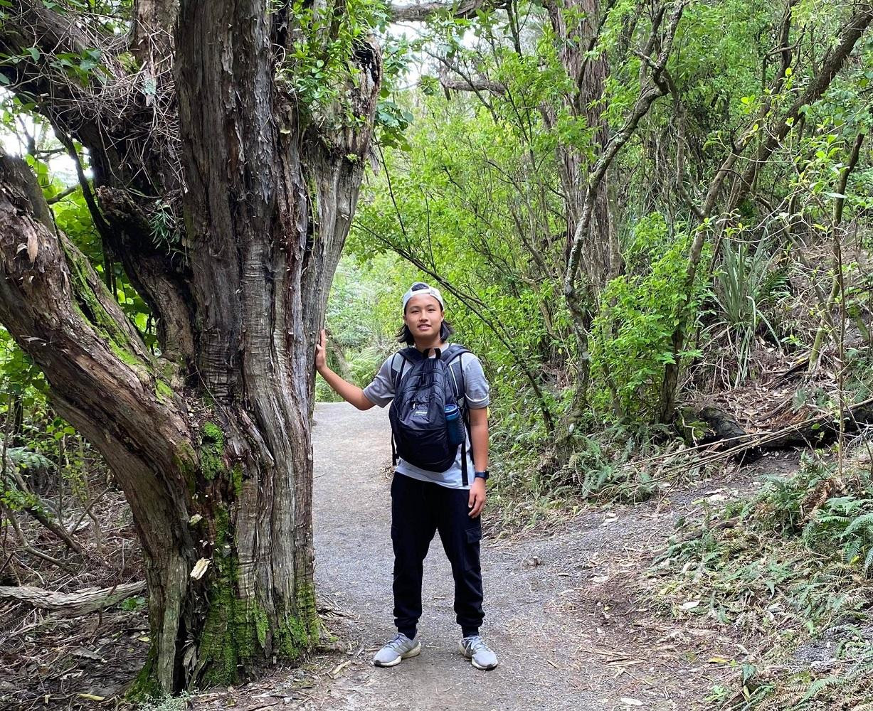 Anh Kha trong một chuyến leo núi Mount Maunganui, ở ngoại ô thành phố Tauranga, New Zealand cùng host-family Anh Kha trong một chuyến leo núi Mount Maunganui, ở ngoại ô thành phố Tauranga, New Zealand cùng host-family