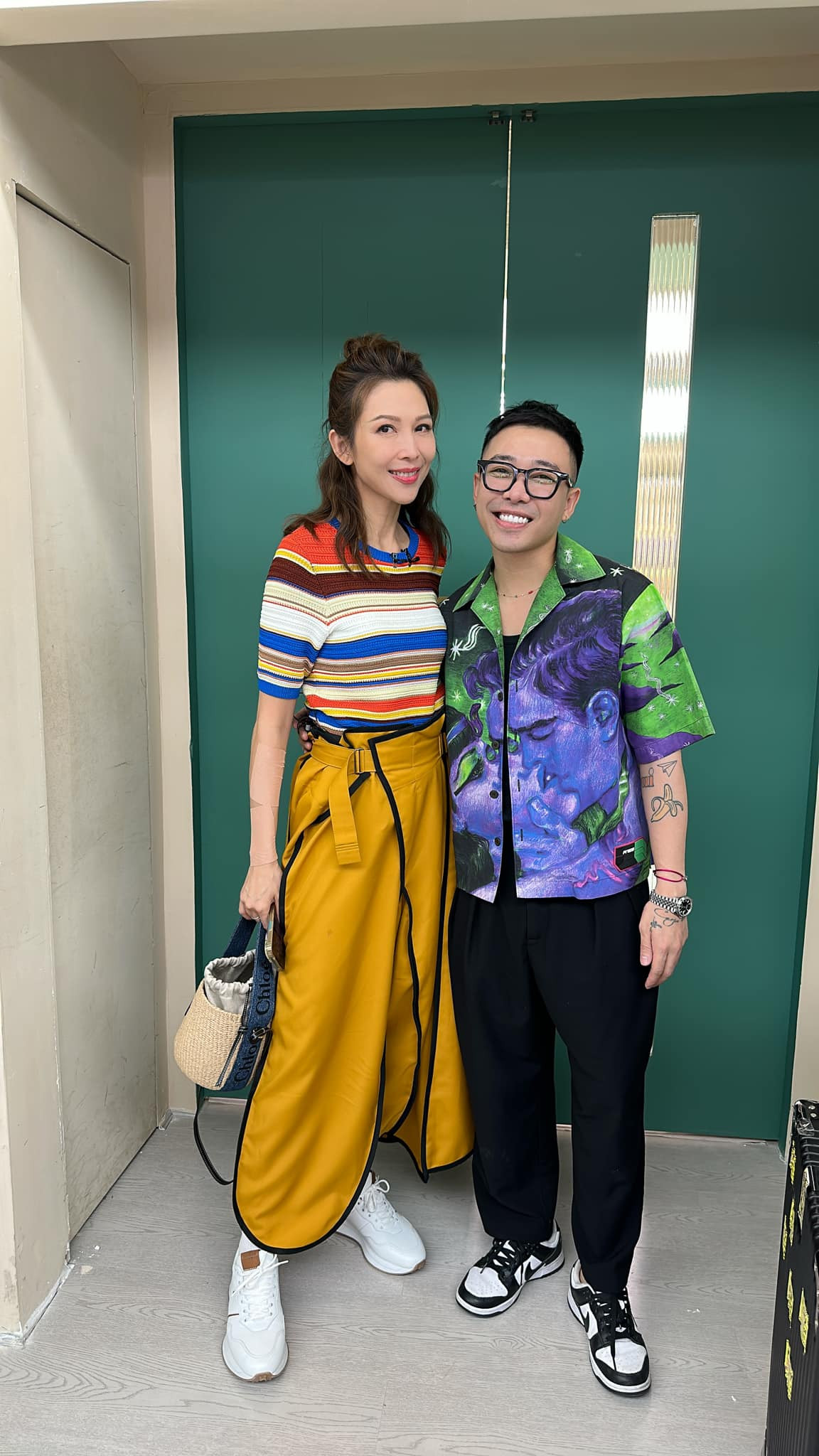 Hoàng Ku thân thiết với nhiều tỷ tỷ khác trong chương trình.