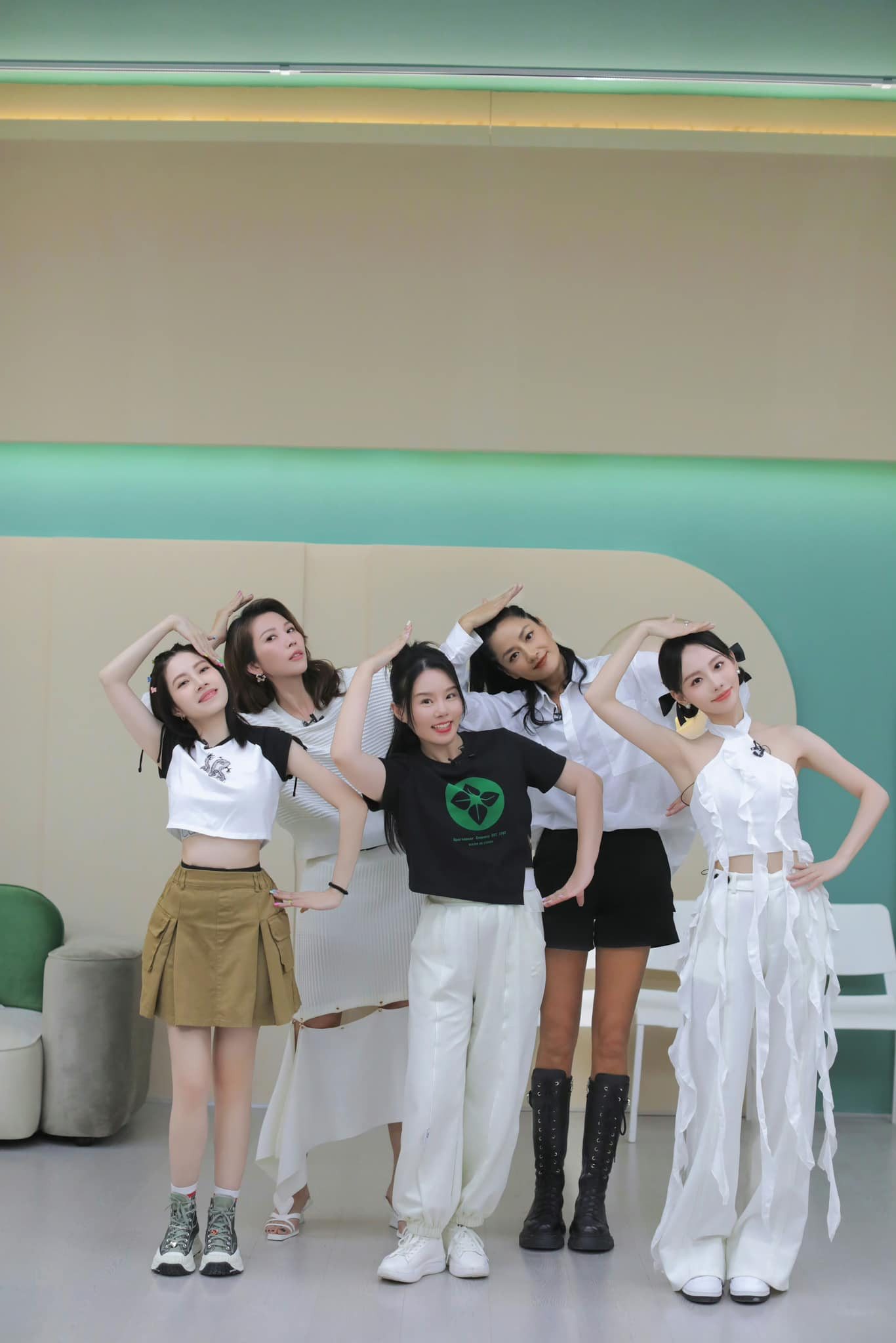 Trương Gia Nghê nổi bật hẳn khi mời Hoàng Ku làm stylist.