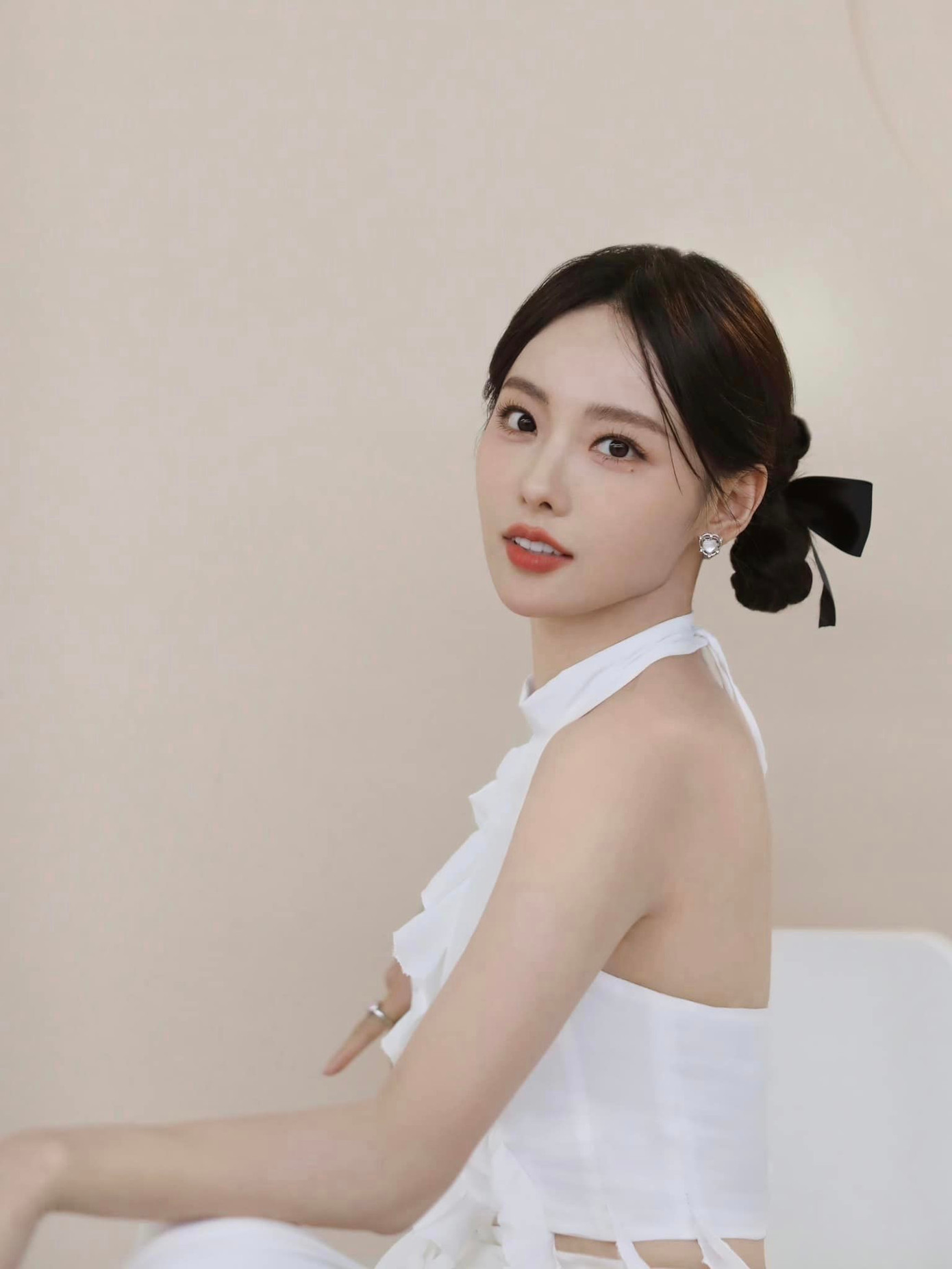 Có người nhận xét trang phục mà Hoàng Ku chọn cho Trương Gia Nghê nhìn hao hao Chi Pu.