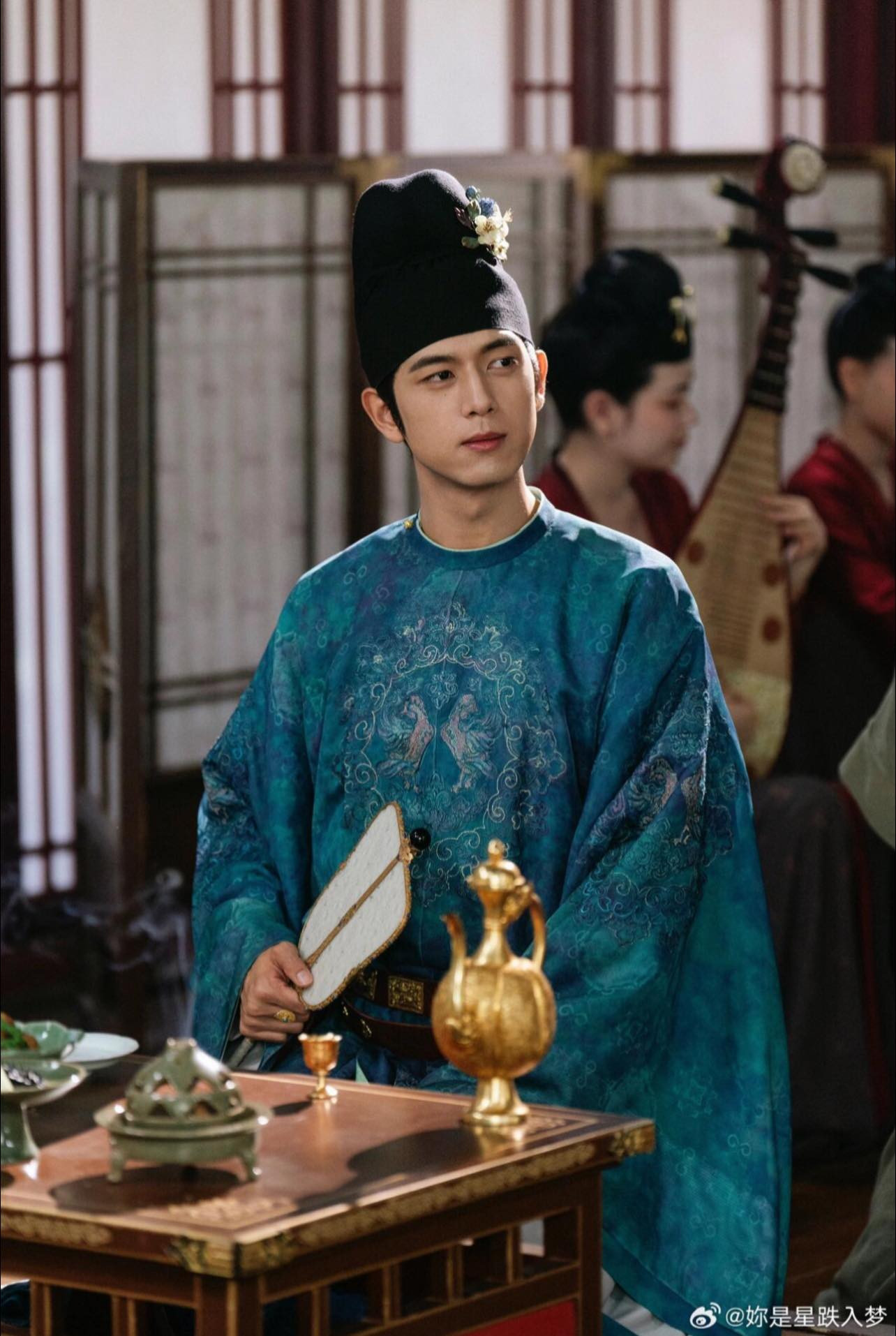 ... nhưng thực tế lại rất sâu sắc và tôn trọng phụ nữ.