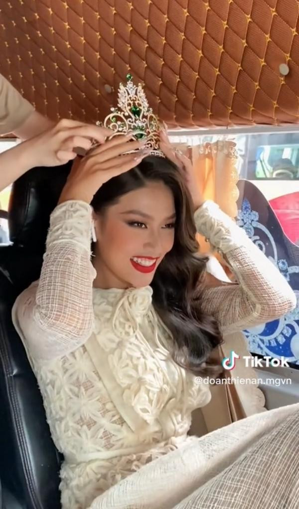 Thiên Ân mừng rỡ đội vương miện đã sửa xong.