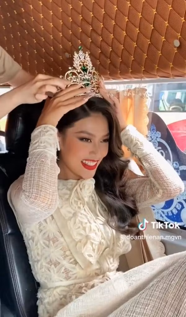 Thiên Ân mừng rỡ đội vương miện đã sửa xong. Thiên Ân mừng rỡ đội vương miện đã sửa xong.