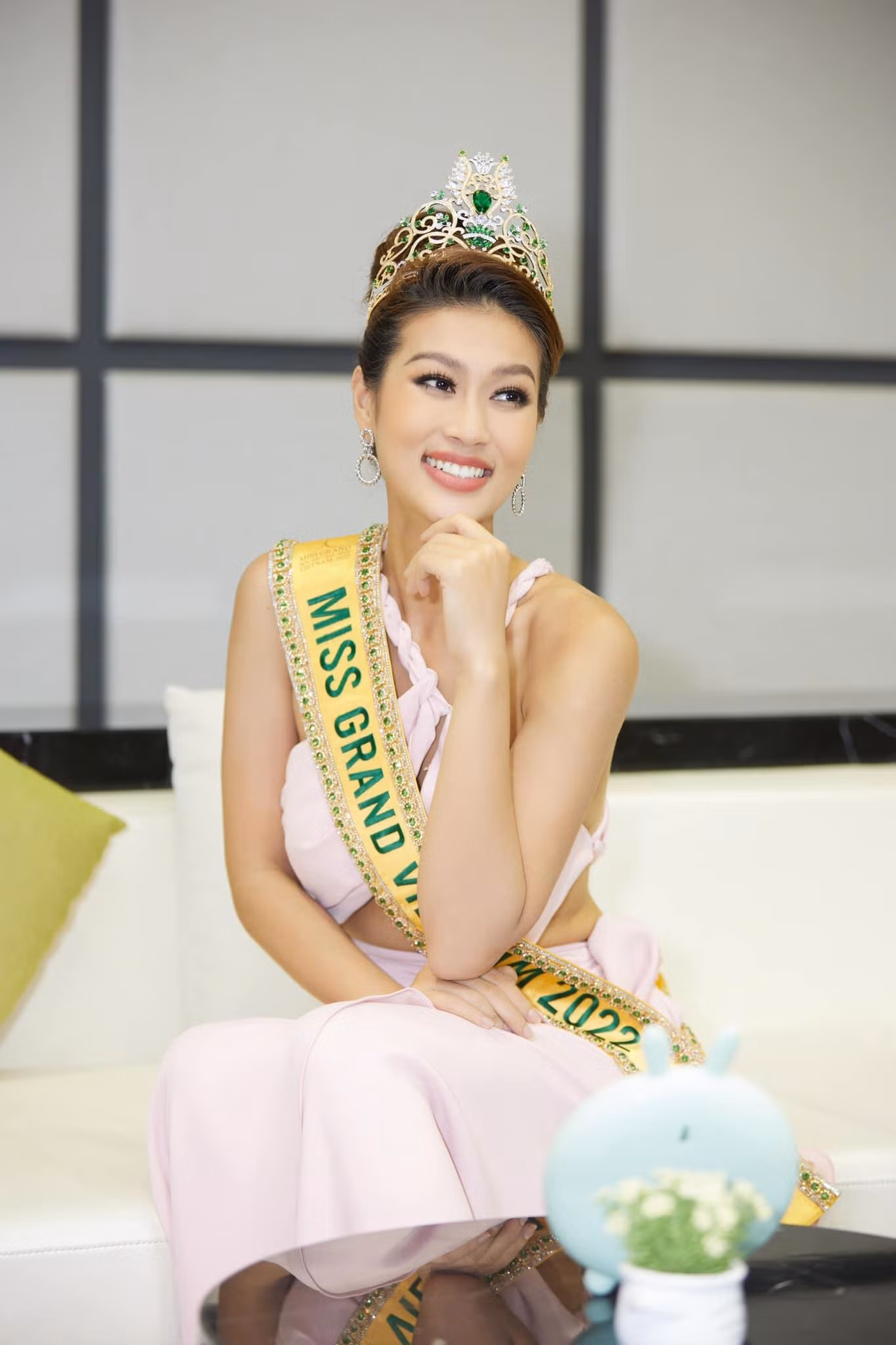 Thiên Ân liên tục phải đội vương miện gãy ngay cả khi đã về nước. Thiên Ân liên tục phải đội vương miện gãy ngay cả khi đã về nước.