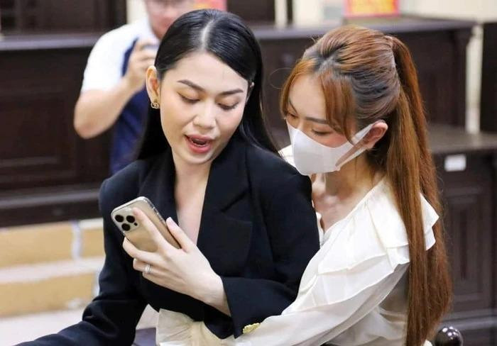 Hình ảnh khiến cư dân mạng xôn xao trong phiên tòa. Ảnh: Internet