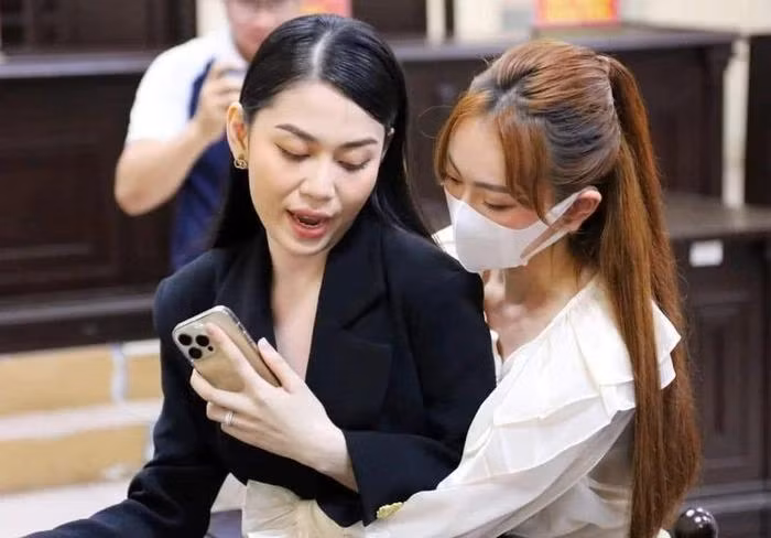 Hình ảnh khiến cư dân mạng xôn xao trong phiên tòa. Ảnh: Internet
