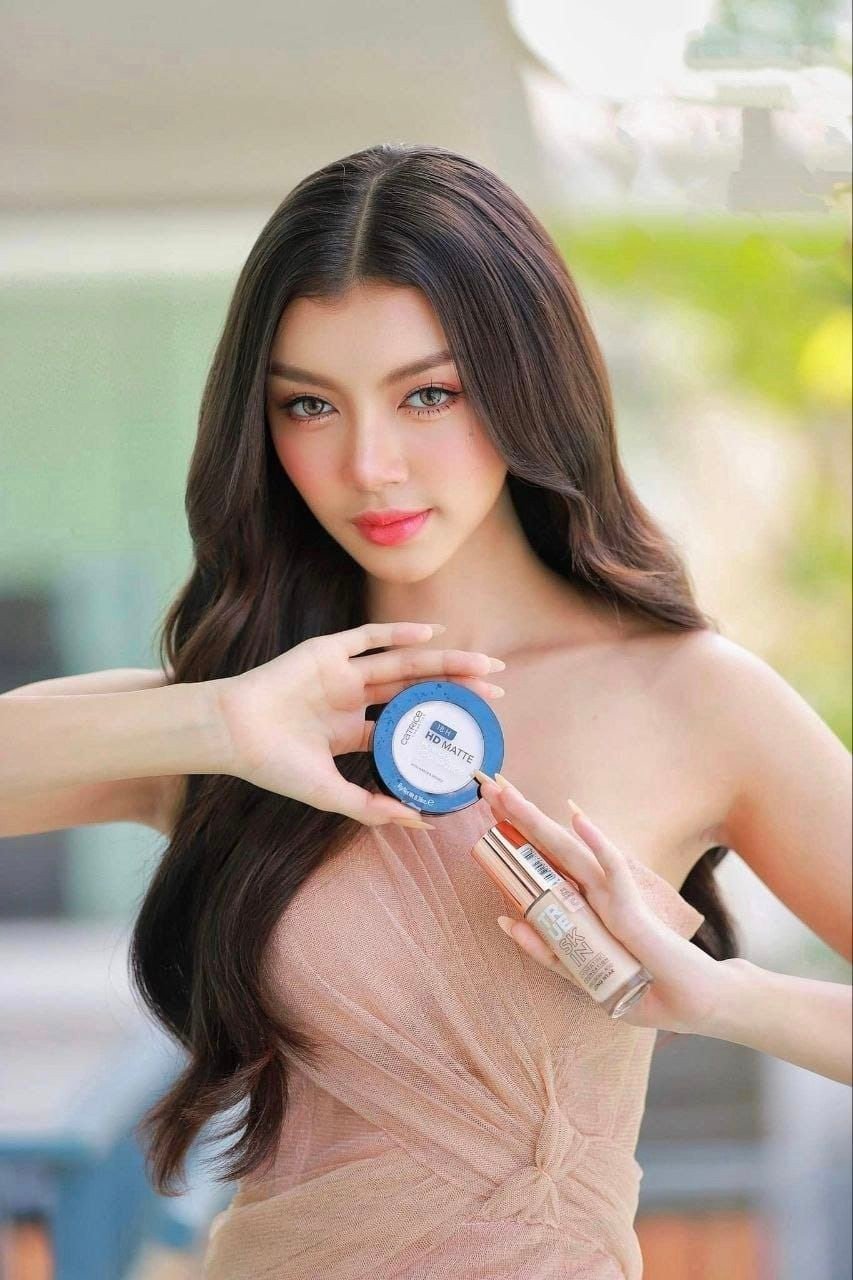 Thae Su Nyein giờ tập trung bán hàng online. Thae Su Nyein giờ tập trung bán hàng online.