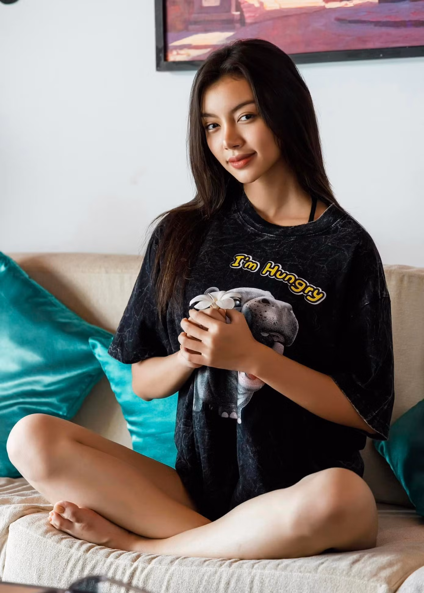 Thae Su Nyein giờ tập trung bán hàng online.