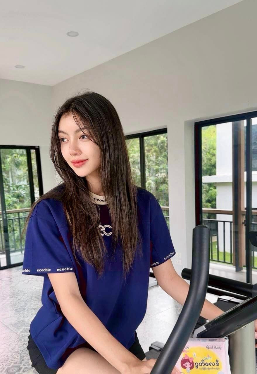 Thae Su Nyein giờ tập trung bán hàng online. Thae Su Nyein giờ tập trung bán hàng online.