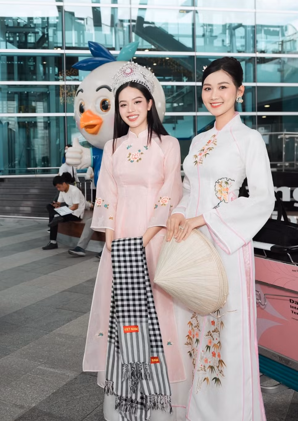 Quế Anh và Thanh Thủy từng tham gia trong sự kiện quảng bá du lịch địa phương.