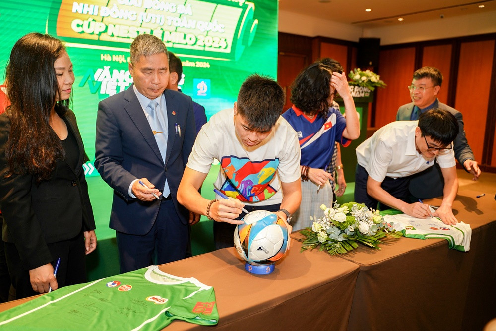 Đoàn Chủ tịch ký tặng mẫu áo thi đấu mùa Giải 2024 cho đại diện cầu thủ Nhi đồng (U11) Hà Nội