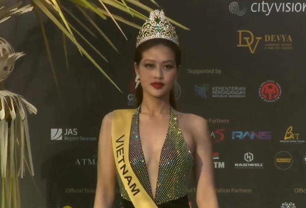 Nàng hậu phải đội vương miện bị gãy đến buổi họp báo của MGI. Nàng hậu phải đội vương miện bị gãy đến buổi họp báo của MGI.