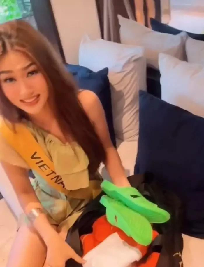 Thiên Ân cũng mang dép tổ ong trong hành lý đi thi. Thiên Ân cũng mang dép tổ ong trong hành lý đi thi.