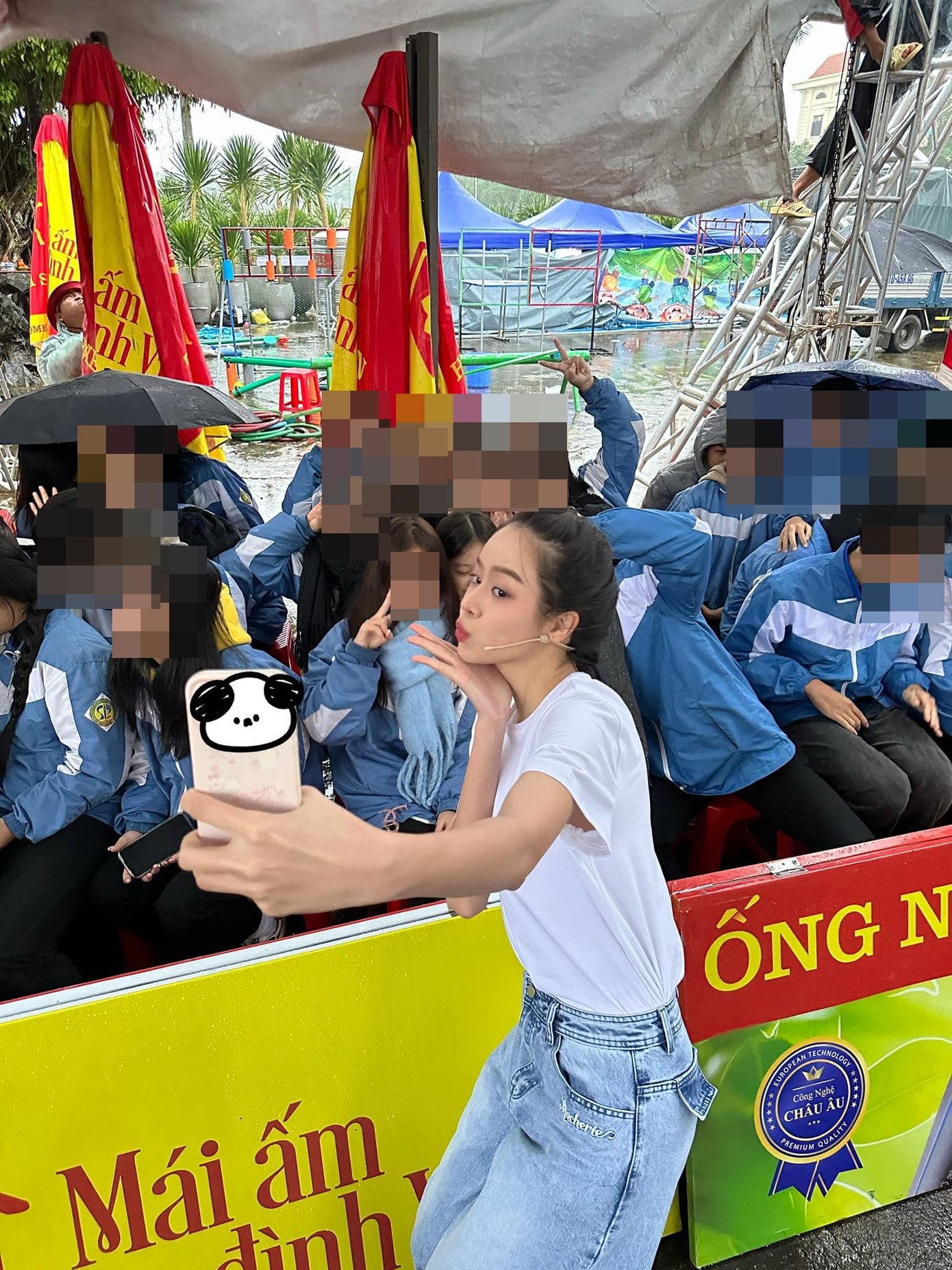 Thanh Thủy luôn thân thiện và đáng yêu, tạo thiện cảm cho mọi người. Thanh Thủy luôn thân thiện và đáng yêu, tạo thiện cảm cho mọi người.