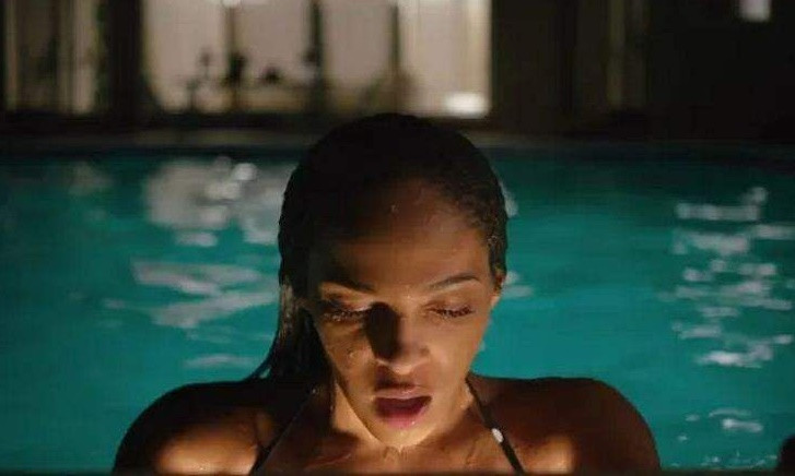 Những tiếng nói lạ lùng lôi kéo cả nhà xuống bể. Những tiếng nói lạ lùng lôi kéo cả nhà xuống bể.