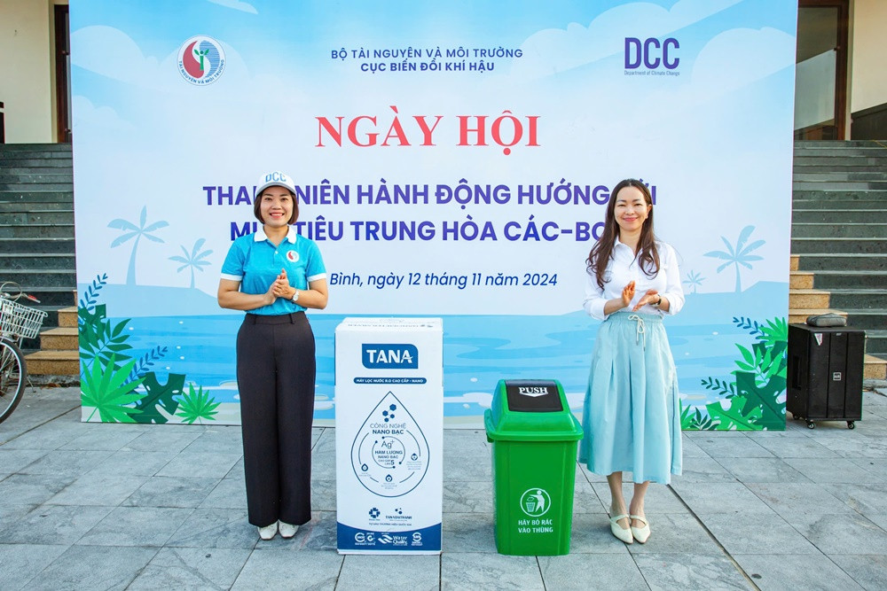 TS Mai Kim Liên, đại diện Cục Biến đổi Khí hậu trao tặng thiết bị năng lượng vệ sinh môi trường tới đại diện Huyện Đoàn Thái Thụy, tỉnh Thái Bình