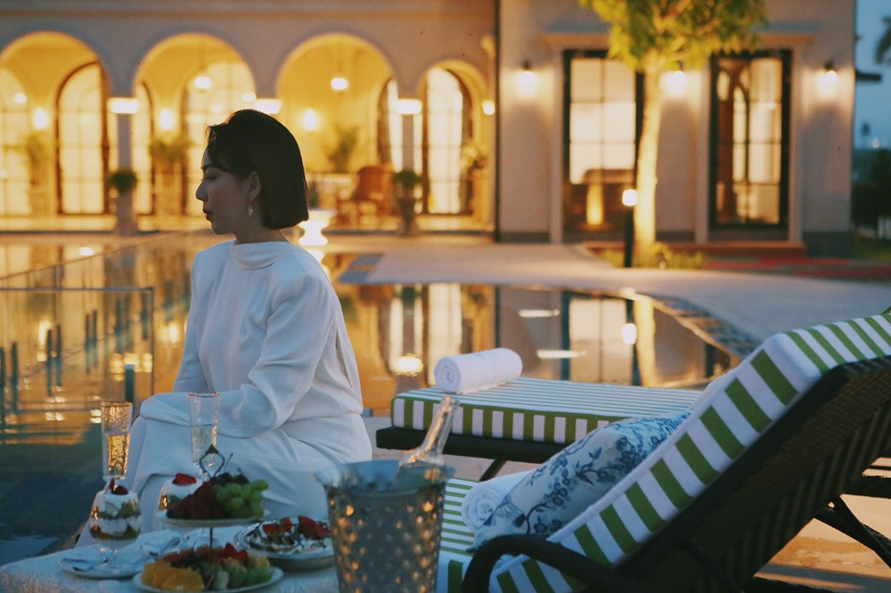 Trong khi mẹ chồng tương lai cực sang chảnh. Trong khi mẹ chồng tương lai cực sang chảnh.