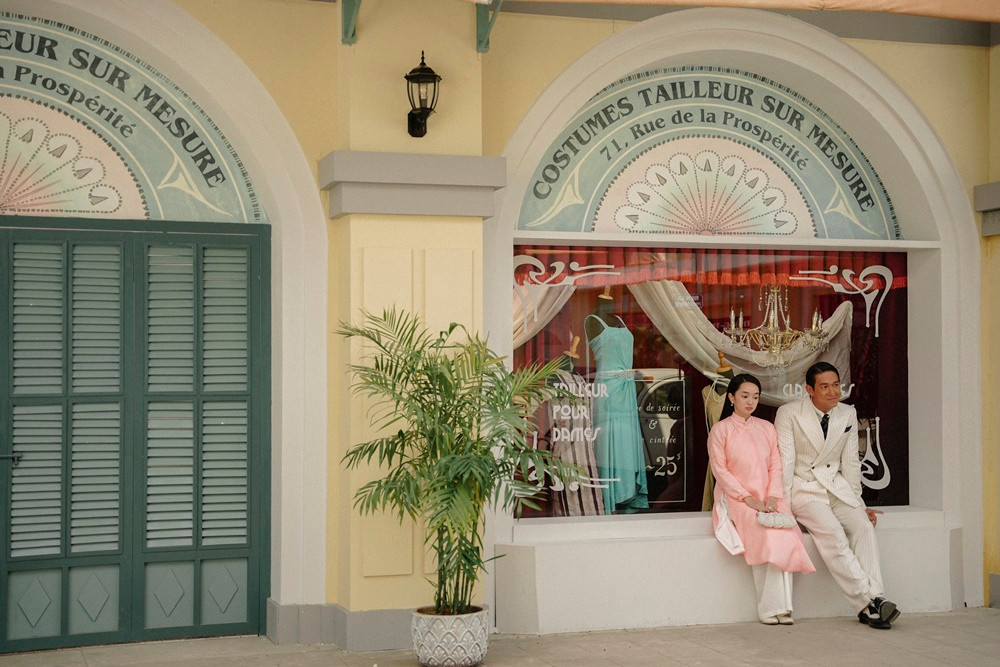 Cô Sáu Bạc Liêu được anh trai tặng hẳn một tiệm may. Cô Sáu Bạc Liêu được anh trai tặng hẳn một tiệm may.