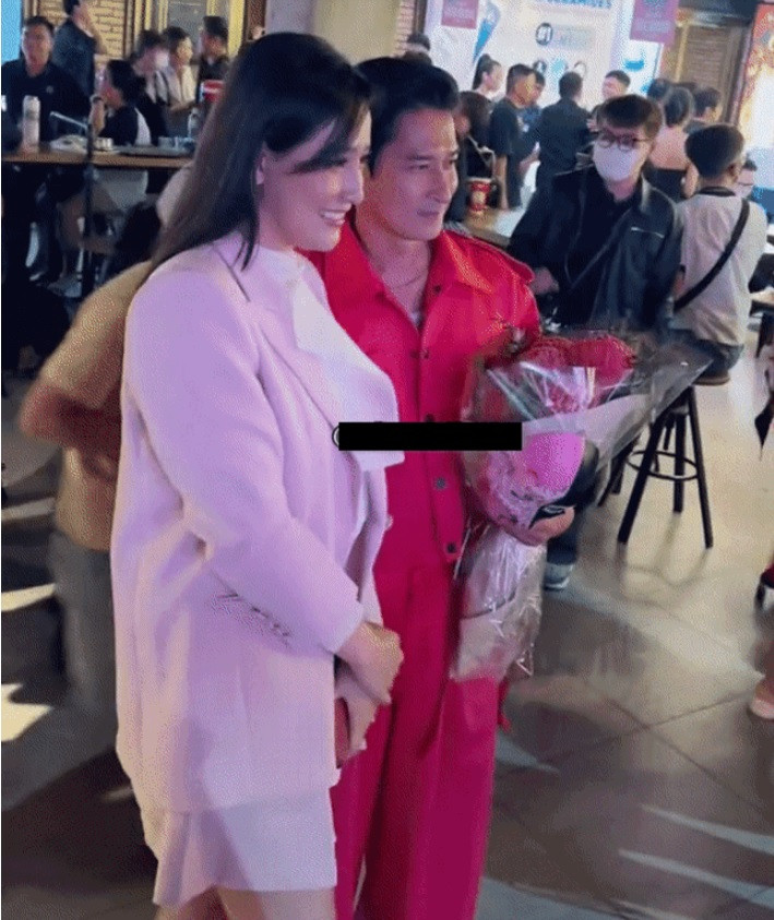 Nàng hậu còn che bụng khi chụp ảnh. Nàng hậu còn che bụng khi chụp ảnh.