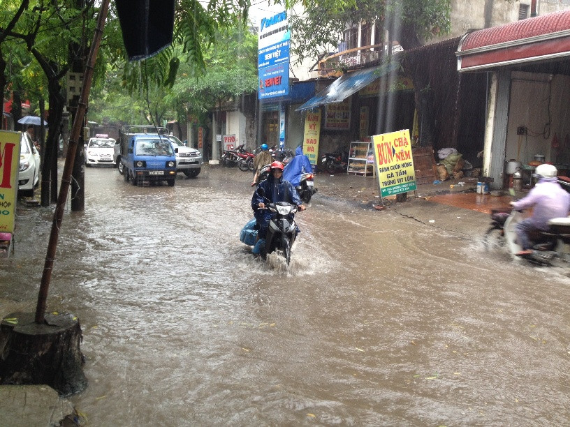 Các phương tiện rất khó khăn khi di chuyển trong biển nước. Ảnh: Nguyễn Tú
