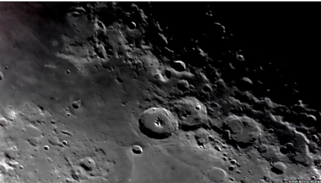 Những chòm sao, dải ngân hà và vầng trăng trong bầu trời đêm luôn có những bí ẩn khiến nhiều người đắm say. Ánh trăng trong trời đêm sẽ tròn và sáng biết bao nếu như không bị ánh sáng đèn đường nhân tạo 'lấn lướt'. Nhưng khi vầng trăng lưỡi liềm 'điểm' trên trời đêm thì ánh sáng nhân tạo trở thành lu mờ, lép vế. Thời khắc tuyệt vời cho những người 'mê' trăng sao. Với người mới bắt đầu thì vật thể dễ nhận ra nhất trên bầu trời đêm là Mặt Trăng. Nhưng năm nay Sao Mộc, Sao Thiên Vương và Sao Thổ lại gần trái đất hơn. Giải Thiên Hà Andromeda - thiên hà láng giềng lớn và gần nhất mà chúng ta có thể nhìn thấy bằng mắt thường, thì quả là một trải nghiệm quý'. Mắt thường của các nhà thiên văn có thể xác định chùm sao Orion bằng ba vì sao sáng nhất. Chùm sao này còn có Tinh vân ngựa, ở giữa, nhưng chỉ có thể nhìn được bằng kính viễn vọng. Chòm sao Orion nhìn cận. Còn được gọi là Hunter - Người đi săn: một chòm sao về mùa đông xuất hiện ở bán cầu Bắc và về mùa hè ở bán cầu Nam. Một vài người may mắn được ngắm Ánh sáng phương Bắc - một cảnh tượng tuyệt vời được Stewart Watt chụp tại Thurso, Scotland. Những chòm sao, dải ngân hà và vầng trăng trong bầu trời đêm luôn có những bí ẩn khiến nhiều người đắm say. Ánh trăng trong trời đêm sẽ tròn và sáng biết bao nếu như không bị ánh sáng đèn đường nhân tạo 'lấn lướt'. Nhưng khi vầng trăng lưỡi liềm 'điểm' trên trời đêm thì ánh sáng nhân tạo trở thành lu mờ, lép vế. Thời khắc tuyệt vời cho những người 'mê' trăng sao. Với người mới bắt đầu thì vật thể dễ nhận ra nhất trên bầu trời đêm là Mặt Trăng. Nhưng năm nay Sao Mộc, Sao Thiên Vương và Sao Thổ lại gần trái đất hơn. Giải Thiên Hà Andromeda - thiên hà láng giềng lớn và gần nhất mà chúng ta có thể nhìn thấy bằng mắt thường, thì quả là một trải nghiệm quý'. Mắt thường của các nhà thiên văn có thể xác định chùm sao Orion bằng ba vì sao sáng nhất. Chùm sao này còn có Tinh vân ngựa, ở giữa, nhưng chỉ có thể nhìn được bằng kính viễn vọng. Chòm sao Orion nhìn cận. Còn được gọi là Hunter - Người đi săn: một chòm sao về mùa đông xuất hiện ở bán cầu Bắc và về mùa hè ở bán cầu Nam. Một vài người may mắn được ngắm Ánh sáng phương Bắc - một cảnh tượng tuyệt vời được Stewart Watt chụp tại Thurso, Scotland.