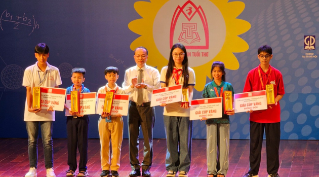 Các em học sinh quận Hoàn Kiếm nhận 2 giải Cup Vàng đồng đội