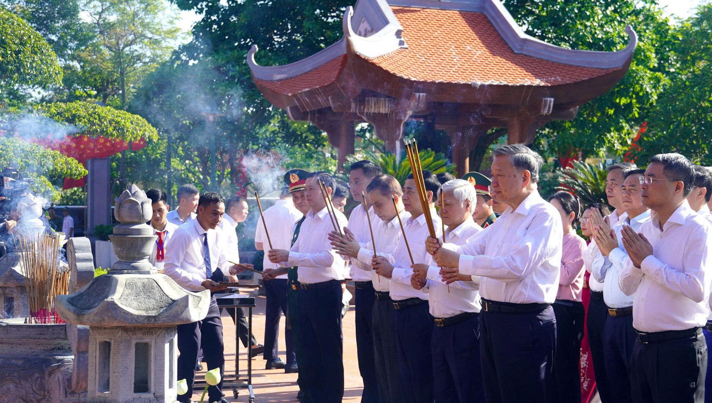 Tổng Bí thư Tô Lâm và đoàn công tác dâng hương tưởng nhớ Bác Hồ và các Anh hùng liệt sỹ. Tổng Bí thư Tô Lâm và đoàn công tác dâng hương tưởng nhớ Bác Hồ và các Anh hùng liệt sỹ.