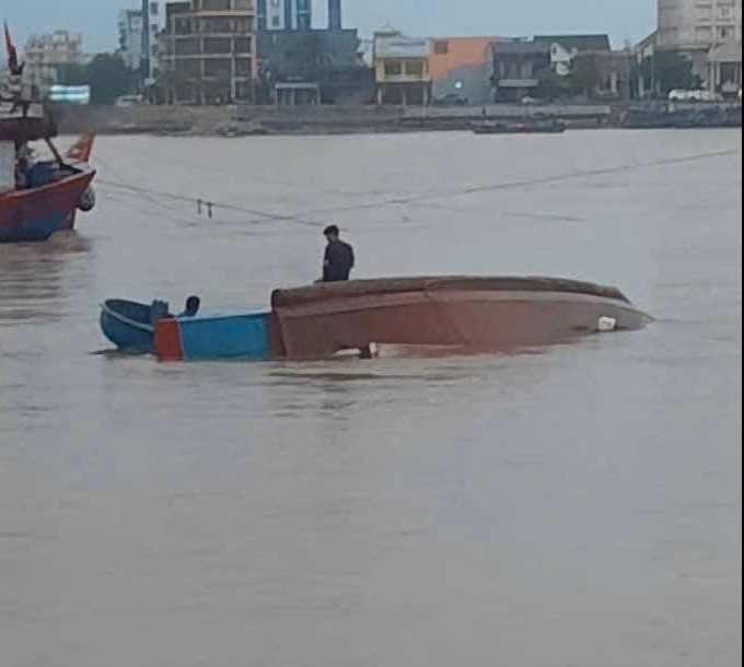 Một tàu cá của ngư dân Bảo Ninh bị chìm ở cửa Nhật Lệ. Một tàu cá của ngư dân Bảo Ninh bị chìm ở cửa Nhật Lệ.