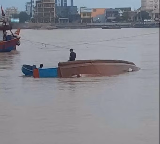 Một tàu cá của ngư dân Bảo Ninh bị chìm ở cửa Nhật Lệ.
