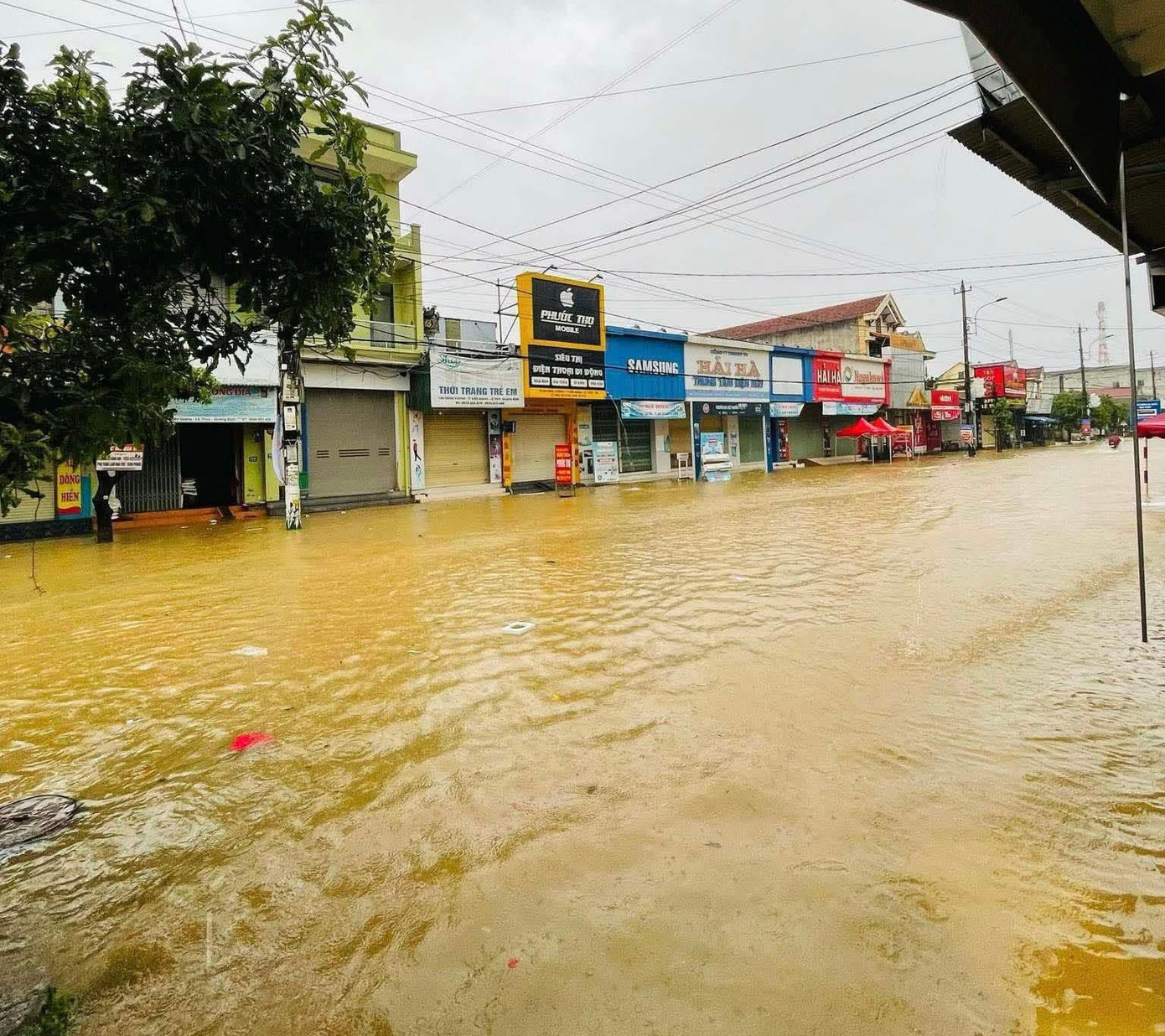 Thị trấn Kiến Giang và thị trấn Phong Nha đã chìm trong nước lũ. Thị trấn Kiến Giang và thị trấn Phong Nha đã chìm trong nước lũ.