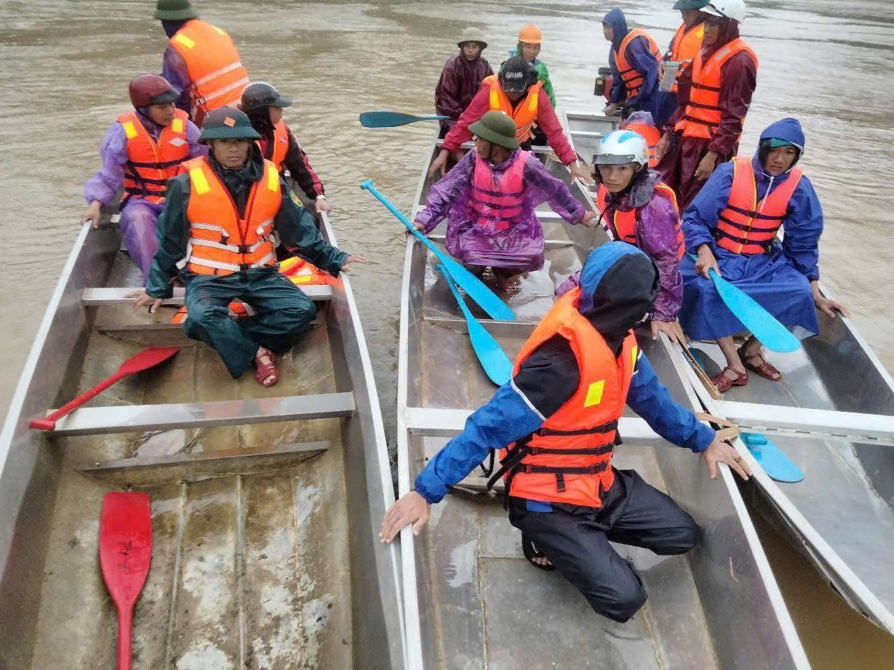 Lực lượng chức năng tổ chức tìm kiếm 4 người mất tích những vẫn chưa có kết quả.