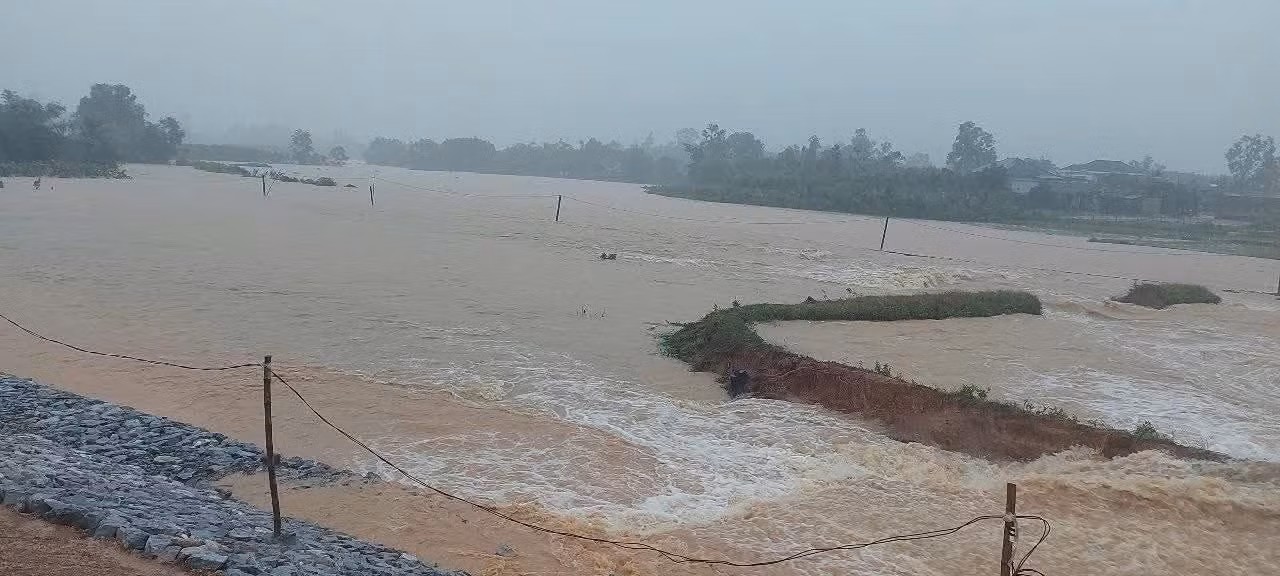 Chủ tịch UBND xã Thái Thuỷ cho biết, đê quai (đê phụ phục vụ thi công) của đập Lam bị vỡ.