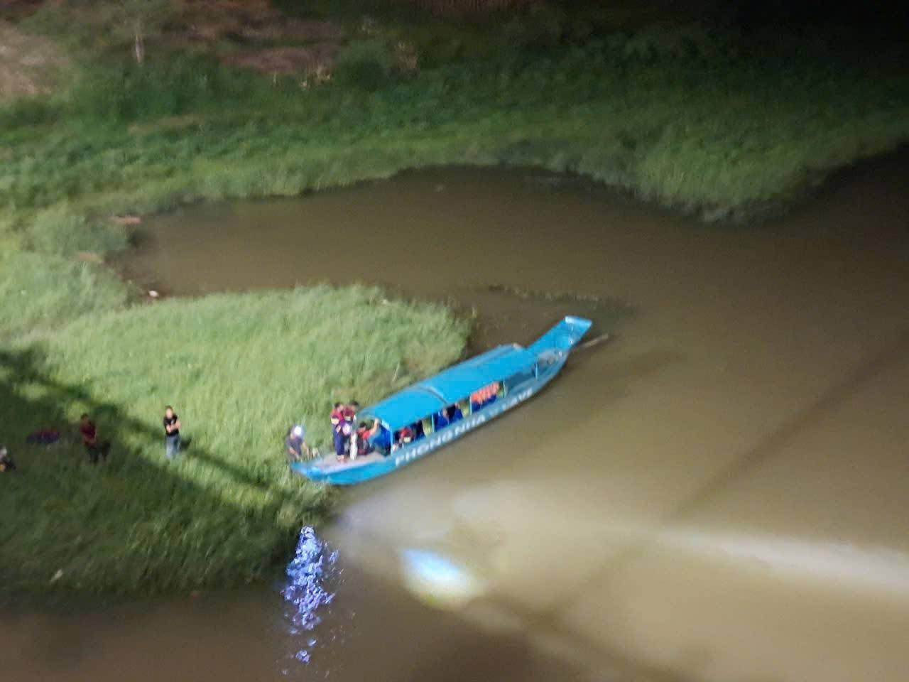 Đến sáng nay, ngày 2/6 lực lượng chức năng vẫn chưa tìm thấy nạn nhân.