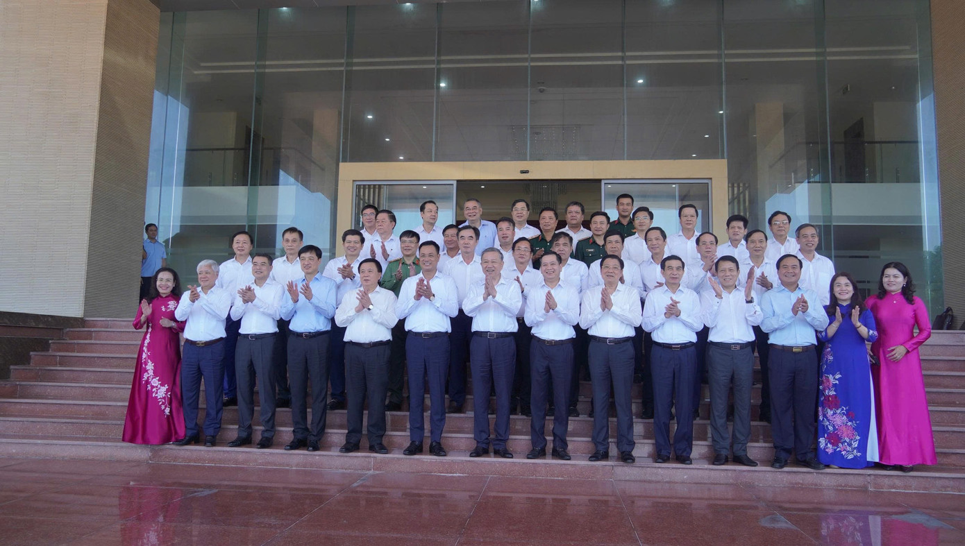 Tổng Bí thư Tô Lâm và đoàn công tác chụp ảnh lưu niệm với Ban Thường vụ 2 tỉnh Quảng Bình và Quảng Trị.