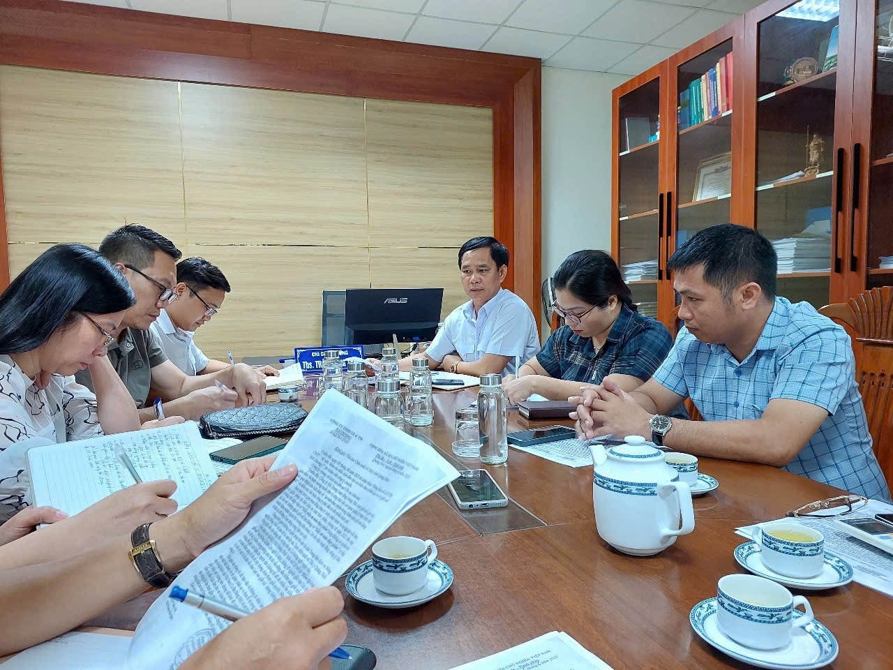 Ông Trần Công Tám (mặc áo ngắn tay màu xanh nhạt) làm việc với báo chí liên quan đến công văn của Công ty Hải Dương. Ông Trần Công Tám (mặc áo ngắn tay màu xanh nhạt) làm việc với báo chí liên quan đến công văn của Công ty Hải Dương.