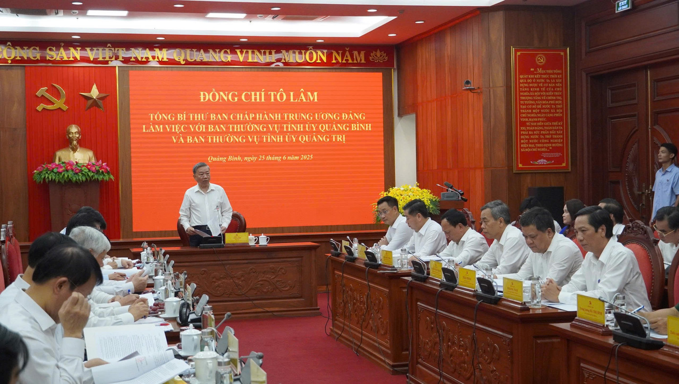 Tổng Bí thư Tô Lâm và đoàn công tác làm việc với Ban Thường vụ 2 tỉnh Quảng Bình và Quảng Trị.