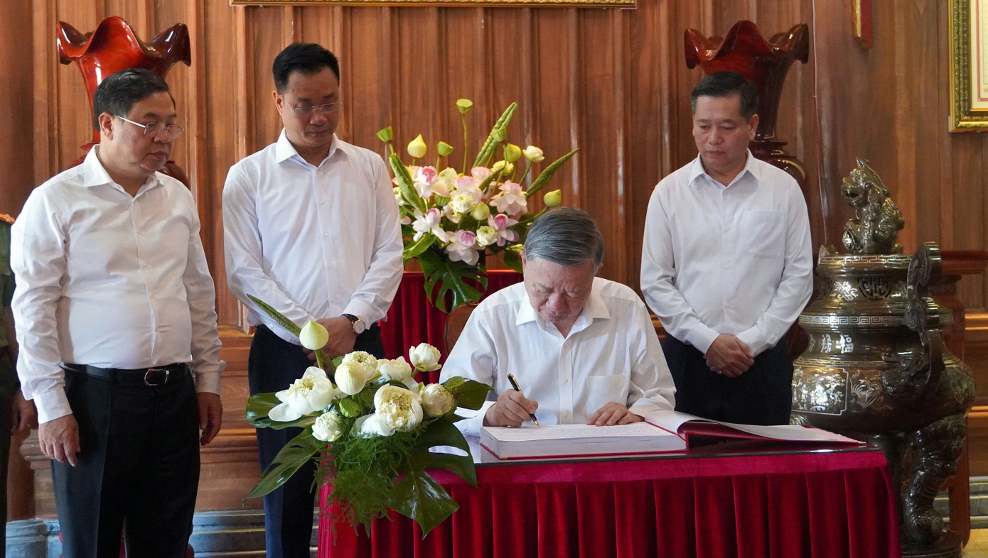 Tổng Bí thư Tô Lâm ghi lưu bút. Tổng Bí thư Tô Lâm ghi lưu bút.