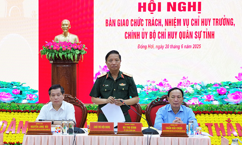 Trung tướng Hà Thọ Bình - Tư lệnh Quân khu IV, chủ trì hội nghị.