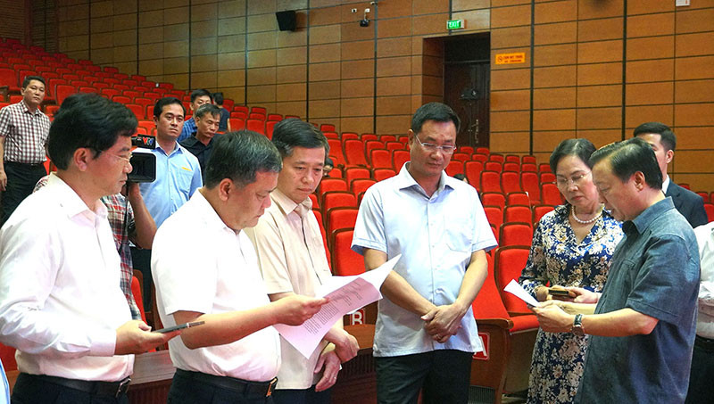 Lãnh đạo tỉnh Quảng Bình và tỉnh Quảng Trị báo cáo công tác chuẩn bị với Phó Thủ tướng Chính phủ Trần Hồng Hà. Lãnh đạo tỉnh Quảng Bình và tỉnh Quảng Trị báo cáo công tác chuẩn bị với Phó Thủ tướng Chính phủ Trần Hồng Hà.