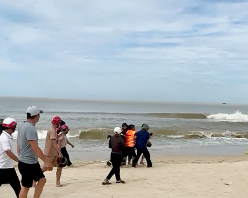 Người dân và lực lượng chức năng đưa thi thể nạn nhân vào bờ. Người dân và lực lượng chức năng đưa thi thể nạn nhân vào bờ.