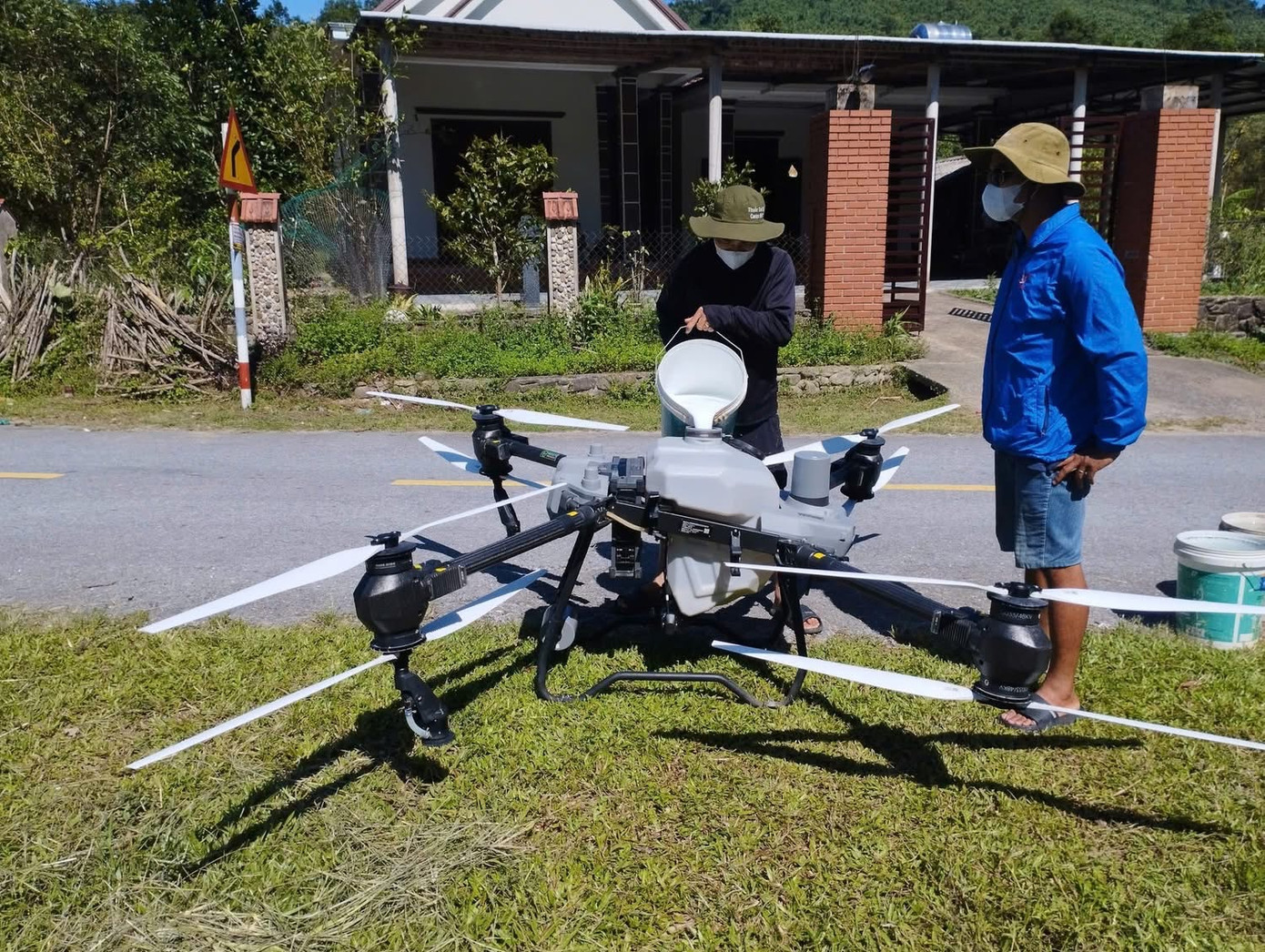 Cơ quan chức năng dùng máy bay không người lái để phun thuốc diệt trừ.