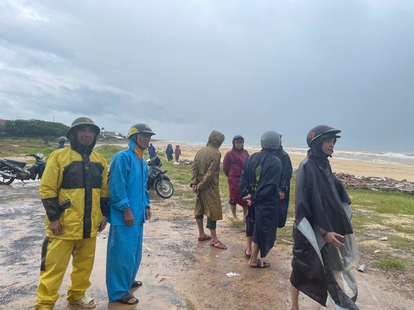 Lực lượng chức năng tổ chức tìm kiếm 4 người mất tích những vẫn chưa có kết quả.