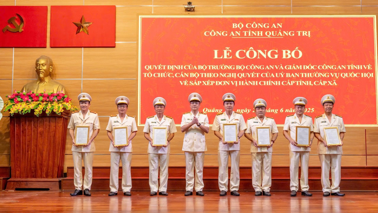 Thừa uỷ quyền của Bộ trưởng Bộ Công an, thiếu tướng Nguyễn Thanh Liêm trao quyết định cho các Phó Giám đốc Công an tỉnh Quảng Trị mới.